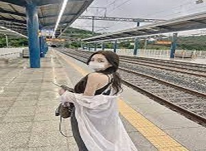 Hot girl xinh đẹp 'gây sốt' với hình ảnh nóng bỏng khoe dáng ở ga tàu